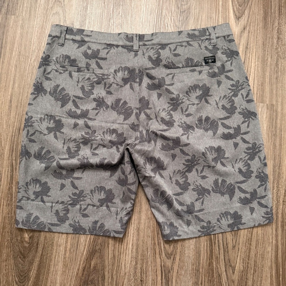 Travis Mathew Mens Floral Print Golf Shorts Size 40 Gray Performance Stretch - Picture 2 of 7